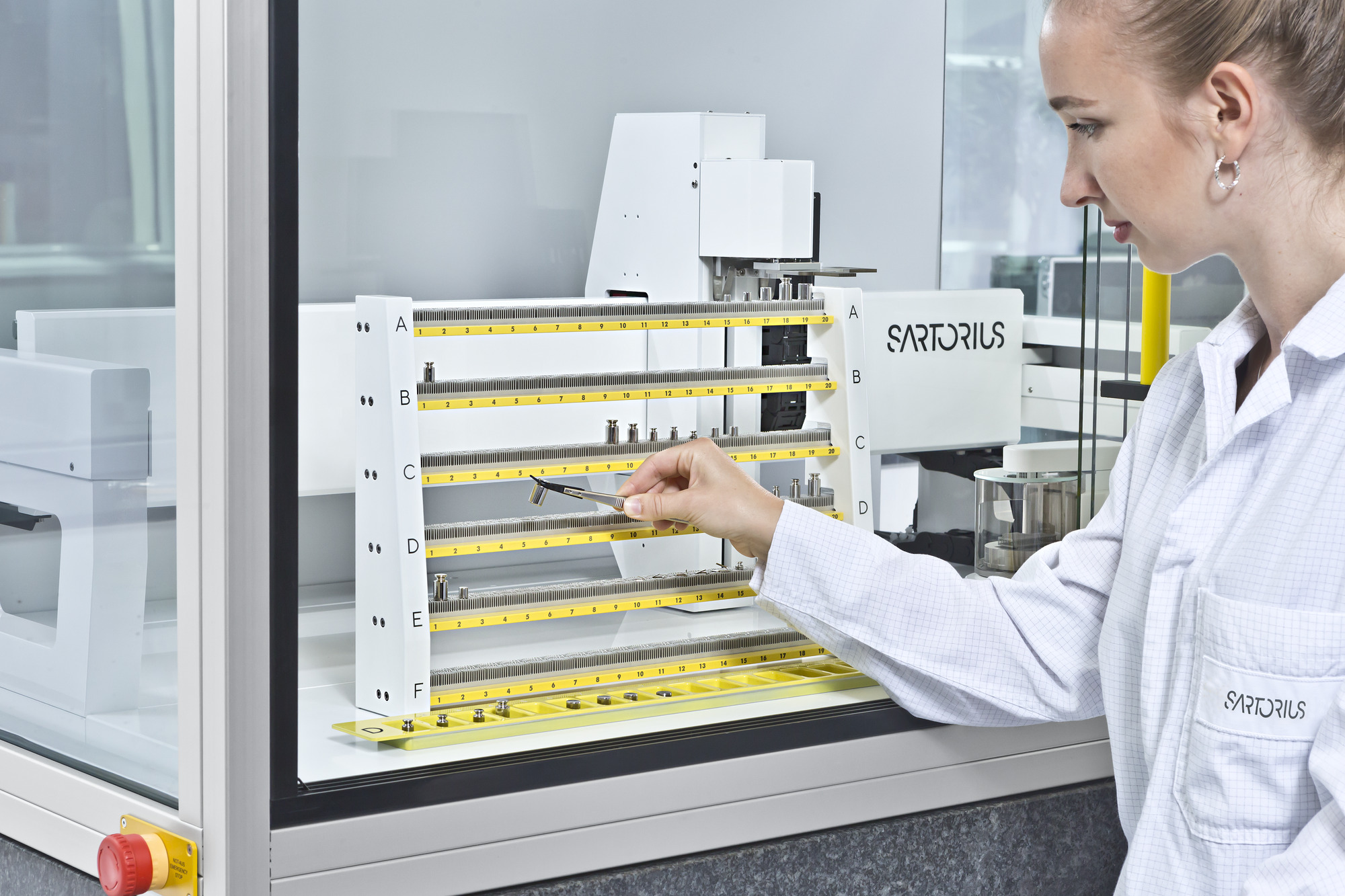 Table Top Robotic Mass Comparators with Max Capacity 10 g