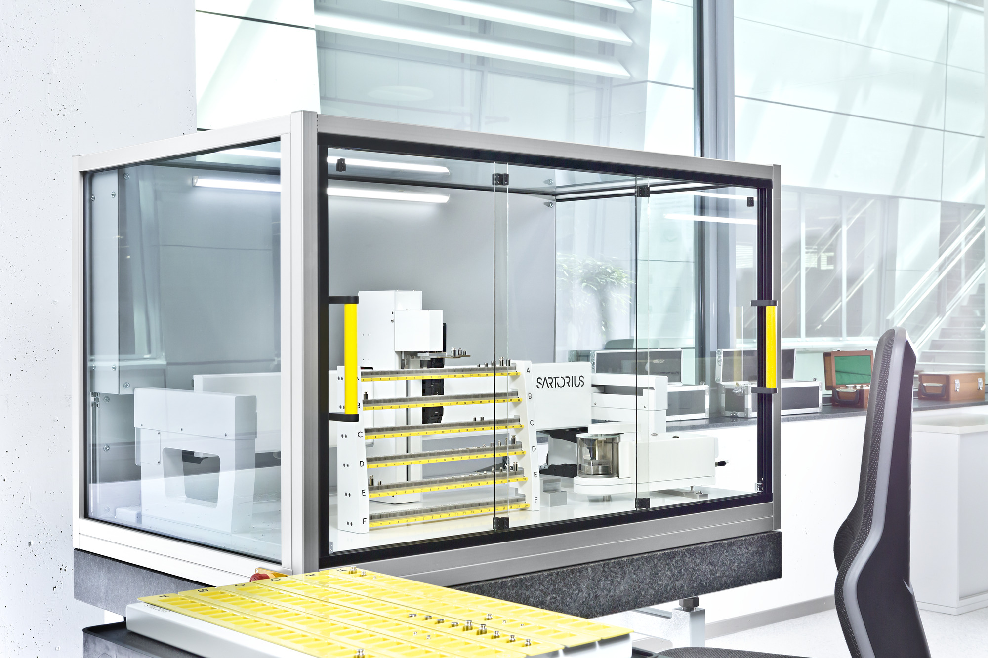 Table Top Robotic Mass Comparators with Max Capacity 10 g